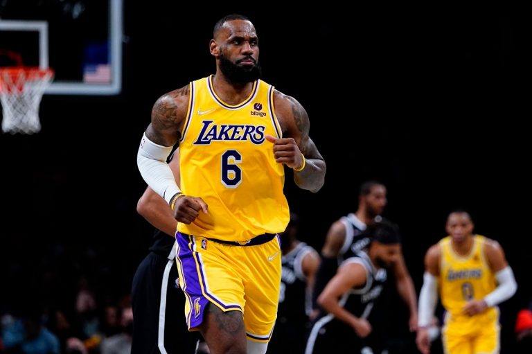 LA Lakers Injury Report: LeBron James Out with Swollen Knee